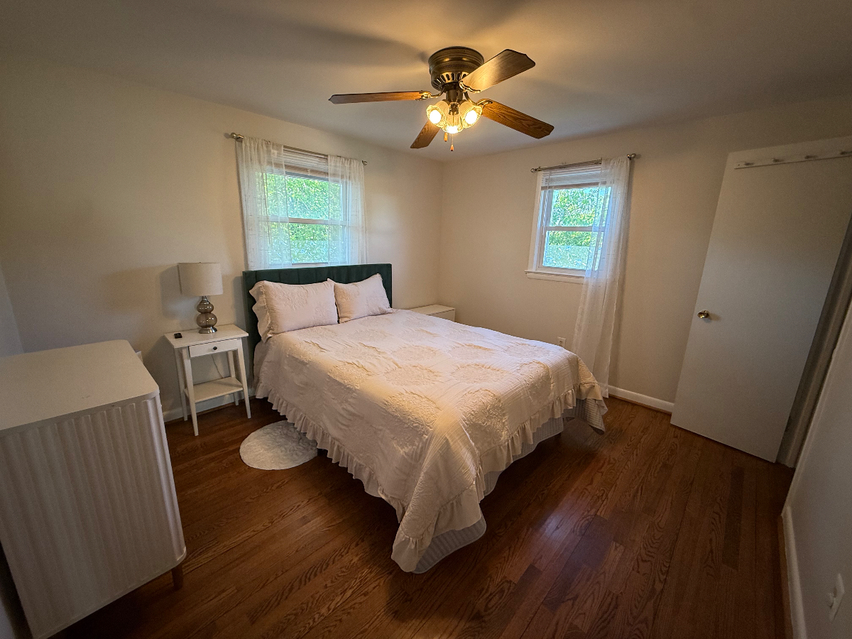 Entire 2Bedroom and 1Bth Unit (Upper Level) - Photo 4