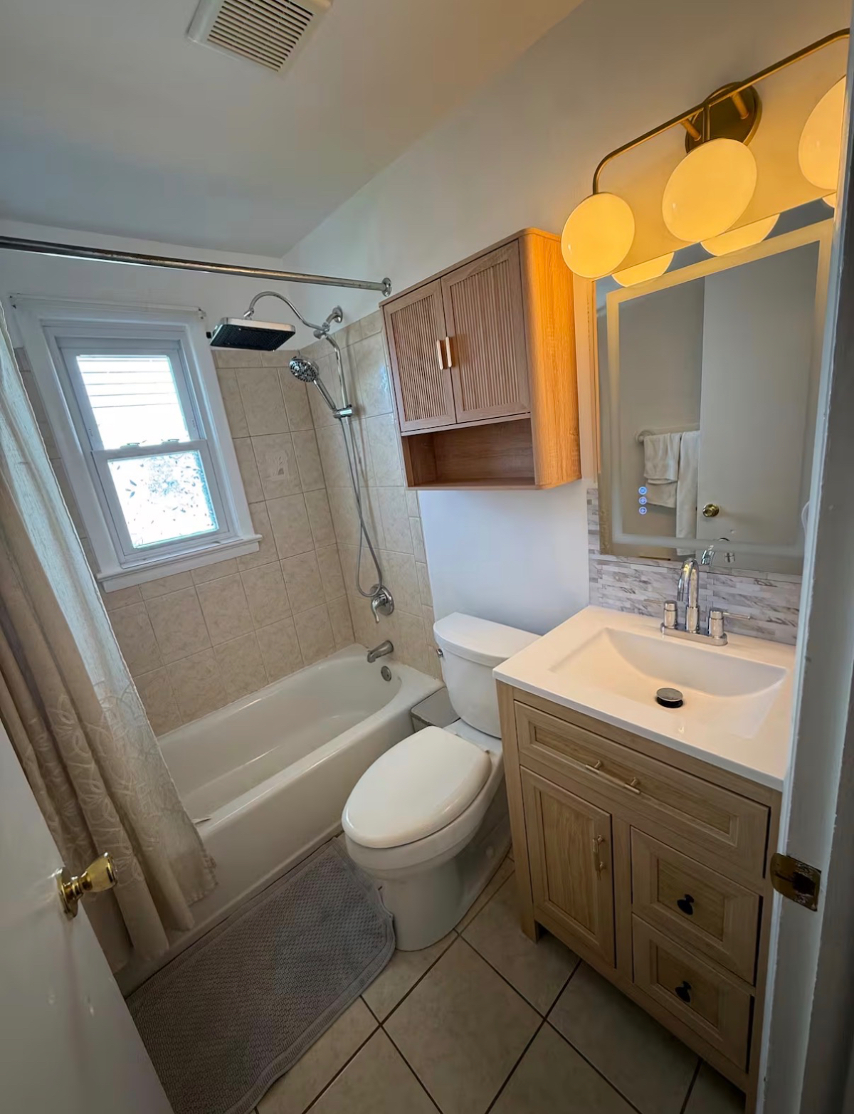 Entire 2Bedroom and 1Bth Unit (Upper Level) - Photo 10