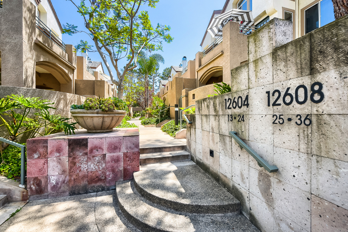 Coastal Luxury Townhouse in Carmel Valley San Diego in Gorgeous Neighborhood with Pool - Photo 3