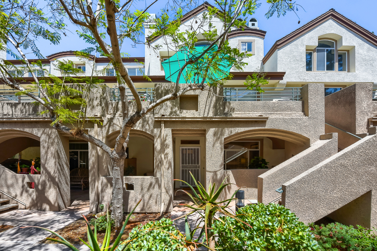 Coastal Luxury Townhouse in Carmel Valley San Diego in Gorgeous Neighborhood with Pool - Photo 2