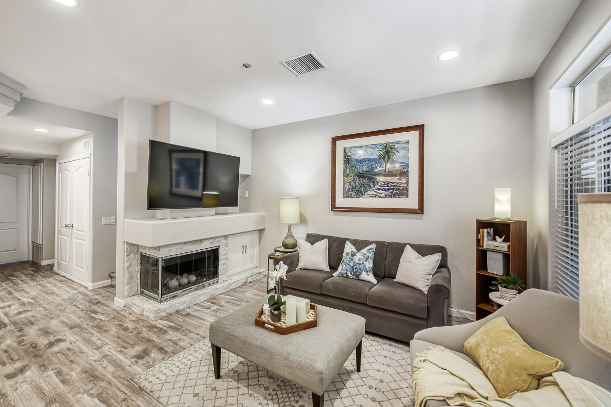Coastal Luxury Townhouse in Carmel Valley San Diego in Gorgeous Neighborhood with Pool - Photo 6