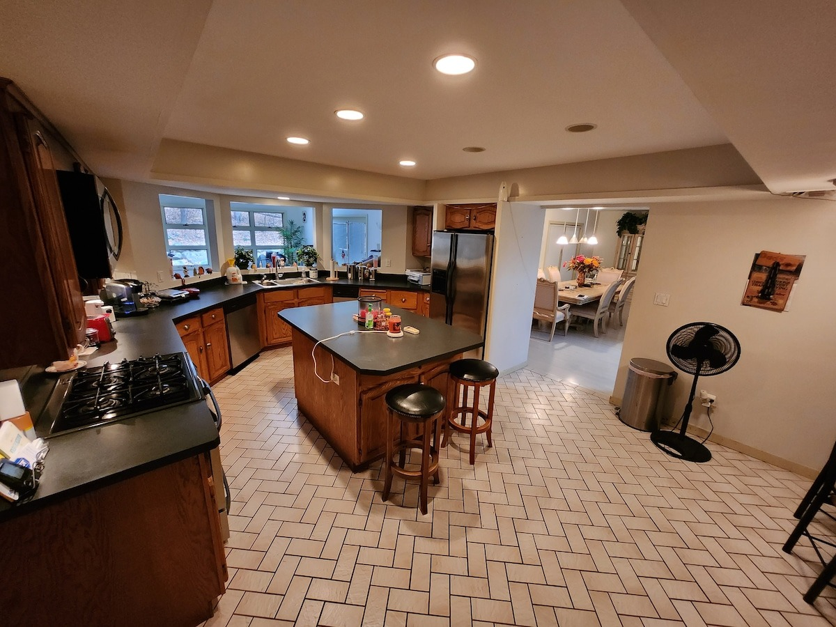 Eagles Nest Mansion on Furnished Finder - Scenic 3 Bedroom Furnished Home On 4 Acres With Fireplace, - Photo 8