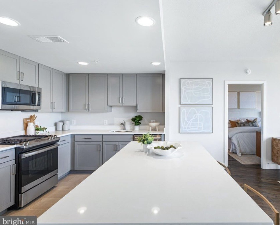 Bright NoMa Shared Condo - one private bedroom with en-suite bath. Shared space includes: Balcony, - Photo 5