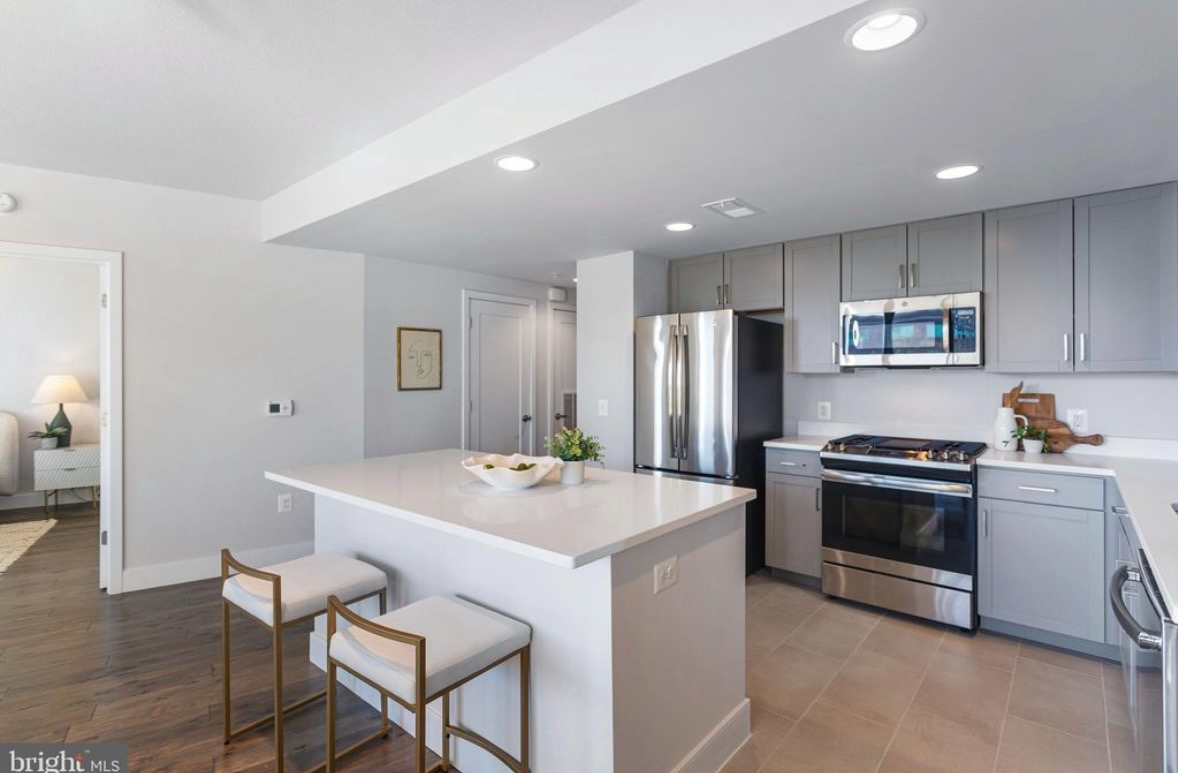Bright NoMa Shared Condo - one private bedroom with en-suite bath. Shared space includes: Balcony, - Photo 4