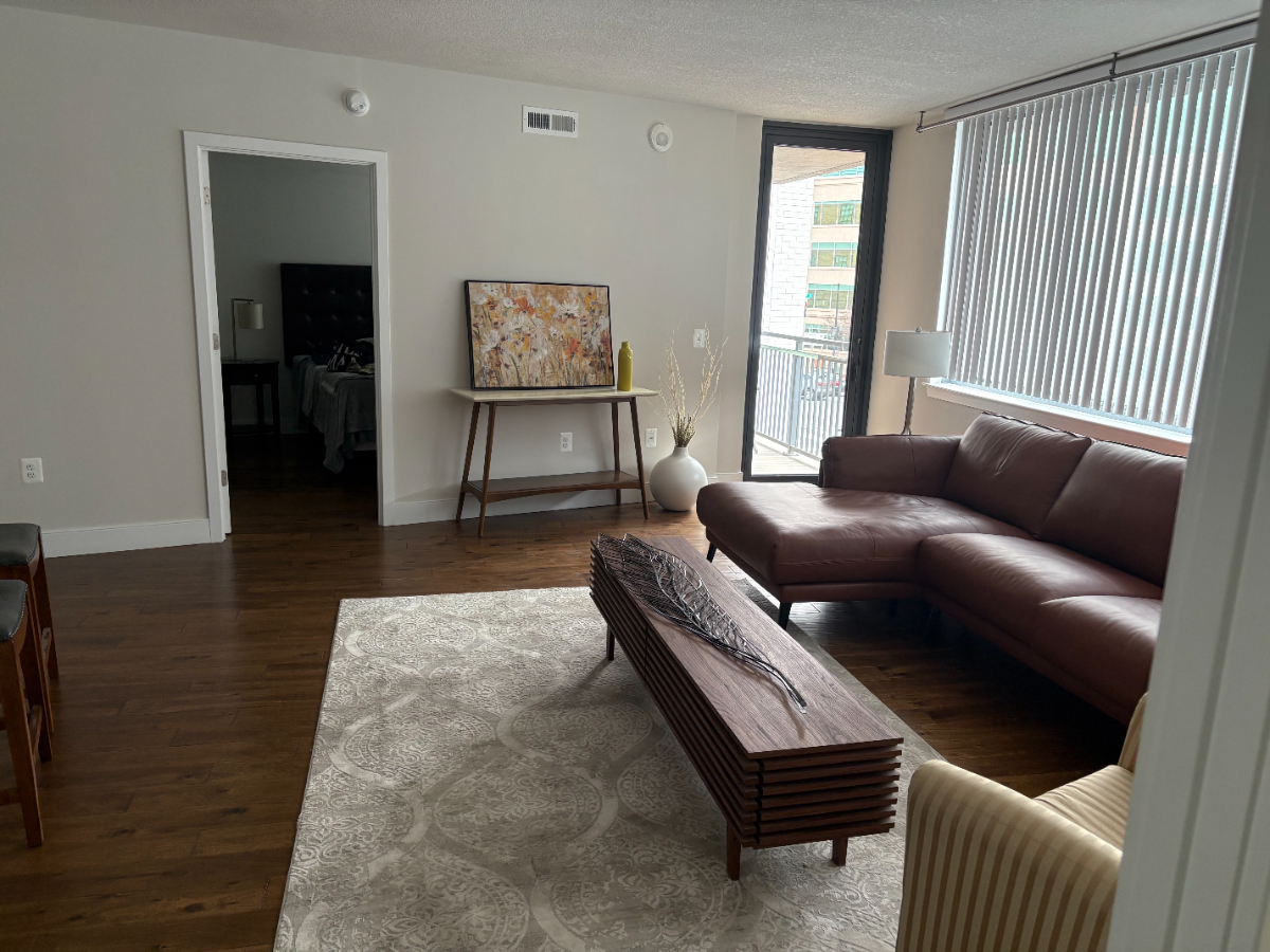 Bright NoMa Shared Condo - one private bedroom with en-suite bath. Shared space includes: Balcony, - Photo 2