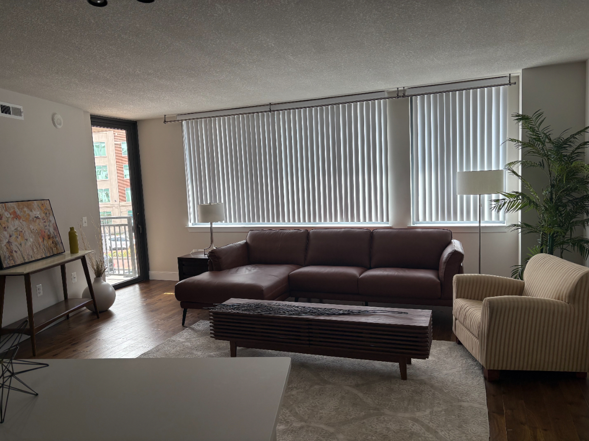 Bright NoMa Shared Condo - one private bedroom with en-suite bath. Shared space includes: Balcony, - Photo 3