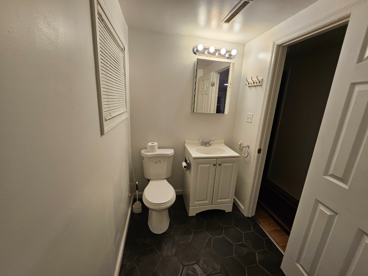 Cozy Budget Stay in Glenville, NY - Photo 3