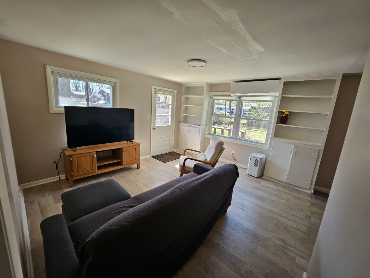 Cozy Budget Stay in Glenville, NY - Photo 8