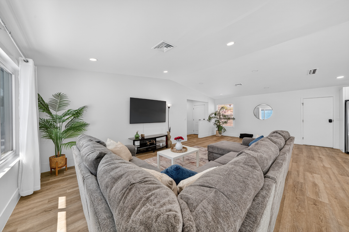 Luxury Home with Private Pool, Minutes from Multiple Hospitals & the Las Vegas Strip. Enjoy upscale comfort, spacious living, and a relaxing