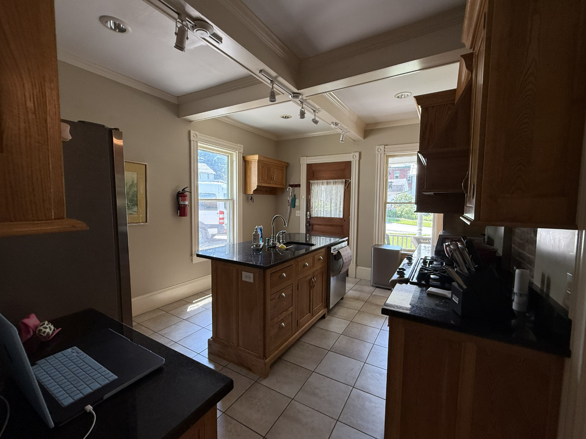 Updated 1BDRM Apartment in Victorian House in quiet Hill Section of St. Albans VT. - Photo 2