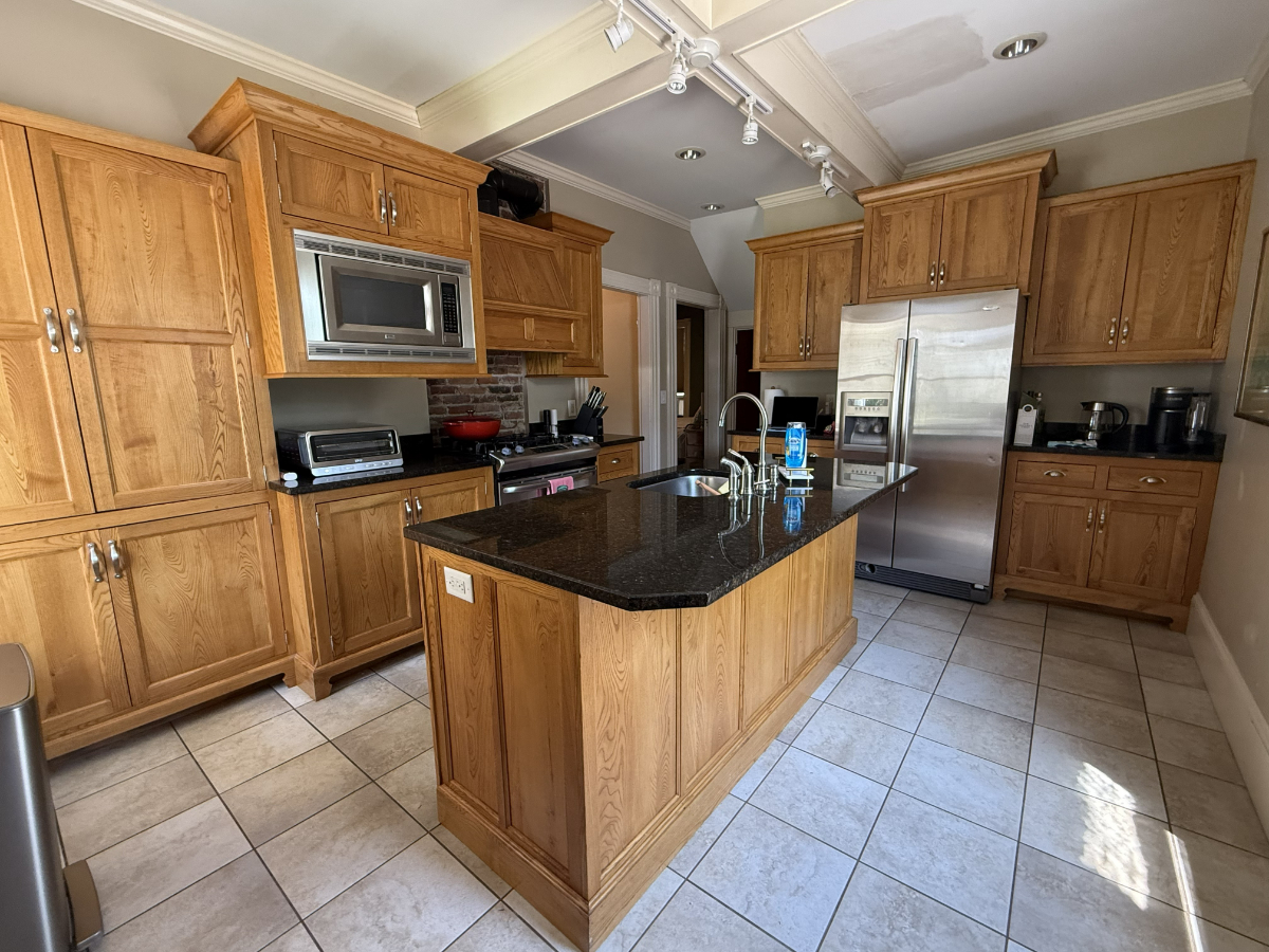 Updated 1BDRM Apartment in Victorian House in quiet Hill Section of St. Albans VT. - Photo 6