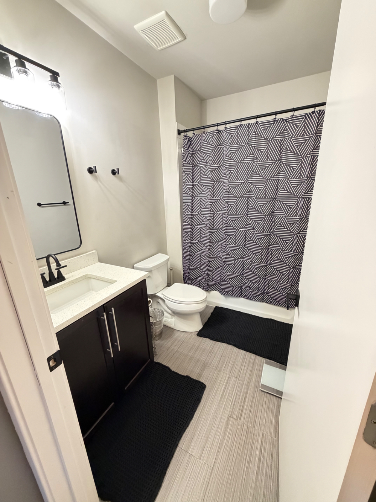 Upscale Furnished Primary Suite Private En-Suite  Capitol Hill East - Photo 8