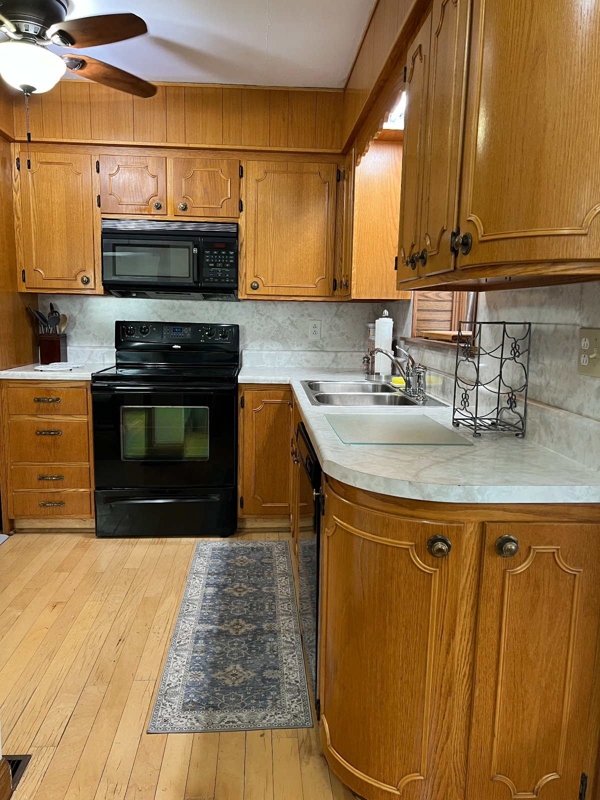 UPSCAL LIVING- EXECUTIVE Desirable NEIGHBORHOOD-Rental 2BR/1 Bath  Near St. Mary's Hospital - Photo 4
