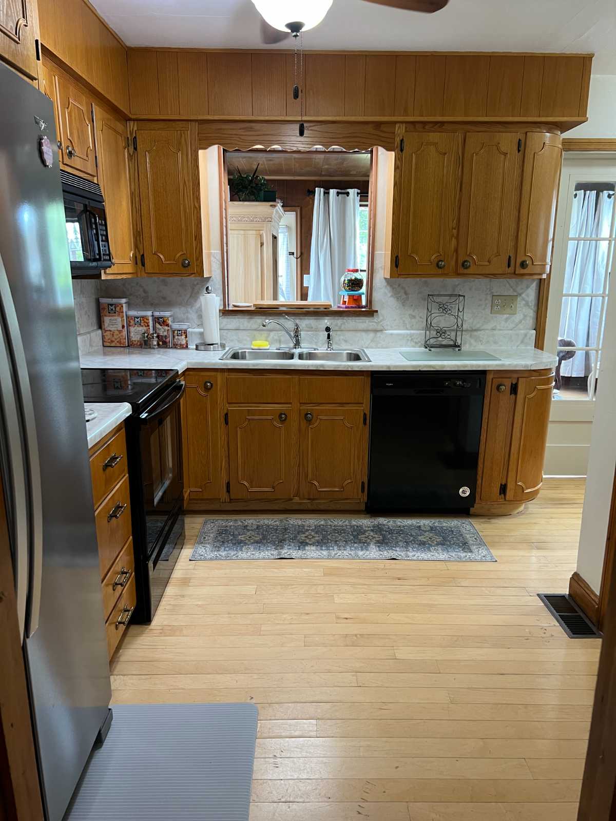 UPSCAL LIVING- EXECUTIVE Desirable NEIGHBORHOOD-Rental 2BR/1 Bath  Near St. Mary's Hospital - Photo 3