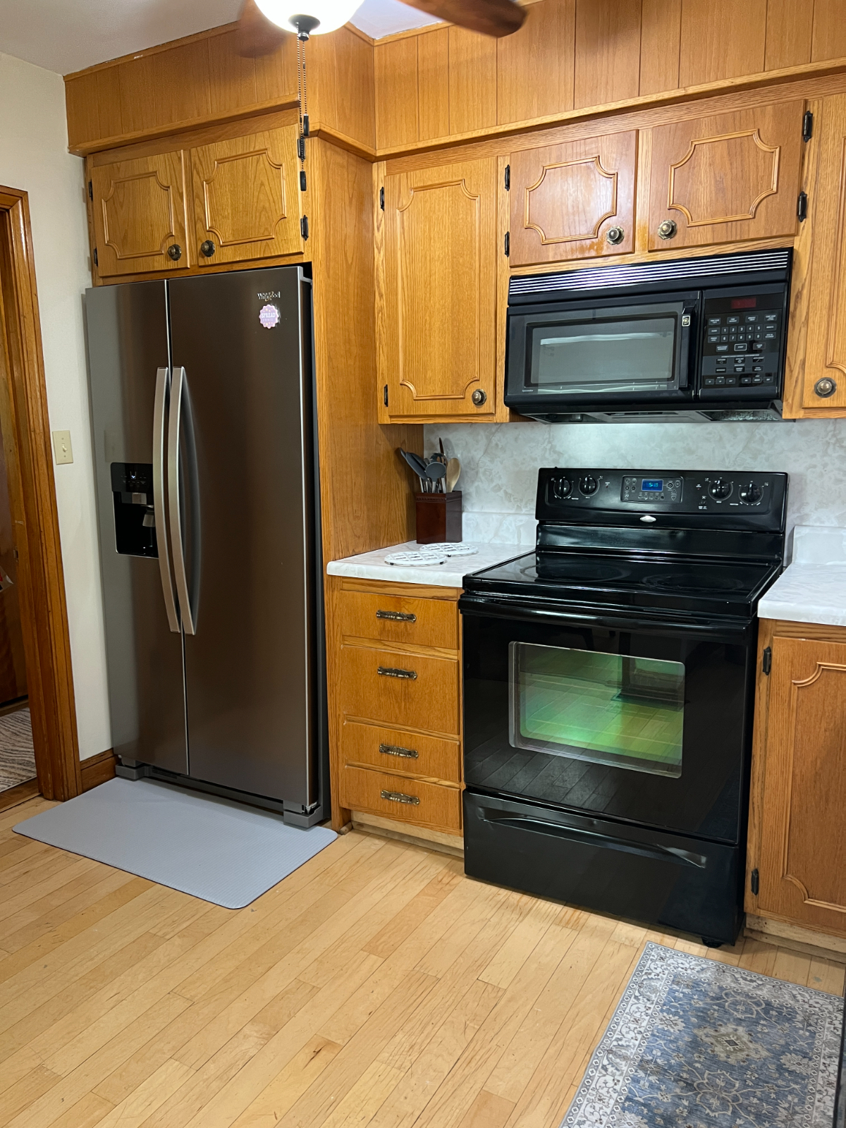 UPSCAL LIVING- EXECUTIVE Desirable NEIGHBORHOOD-Rental 2BR/1 Bath  Near St. Mary's Hospital - Photo 5