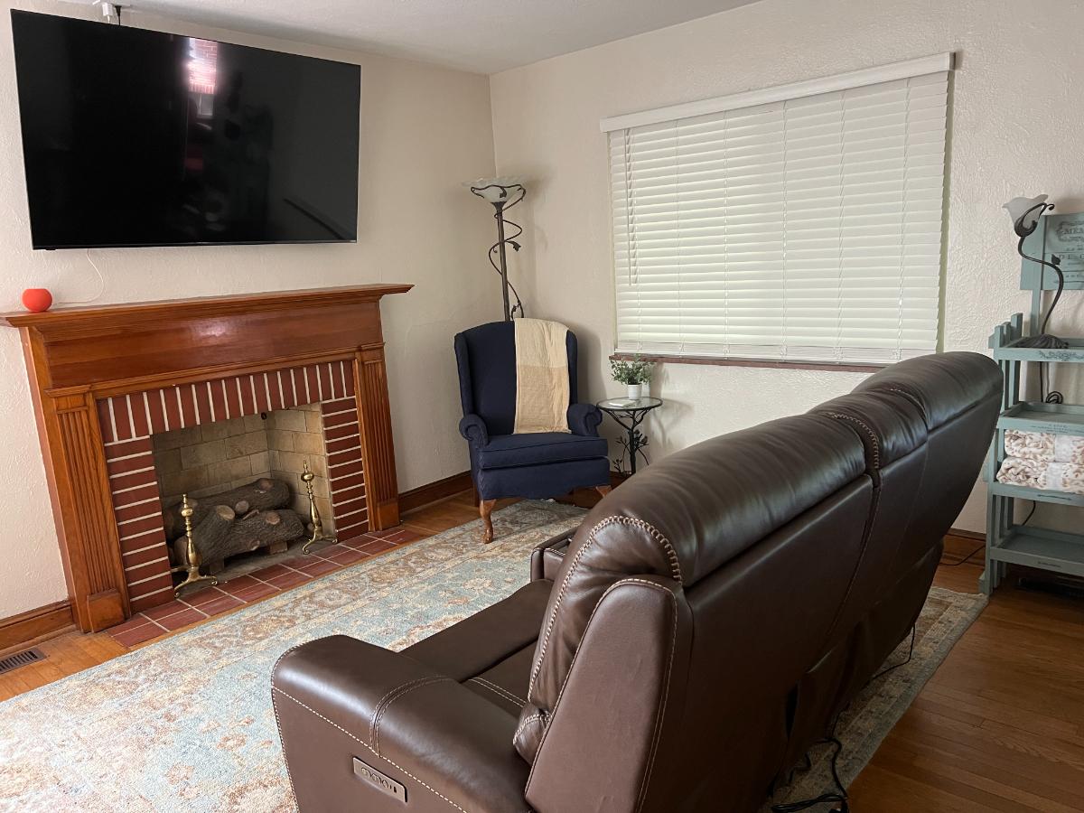 UPSCAL LIVING- EXECUTIVE Desirable NEIGHBORHOOD-Rental 2BR/1 Bath  Near St. Mary's Hospital - Photo 10