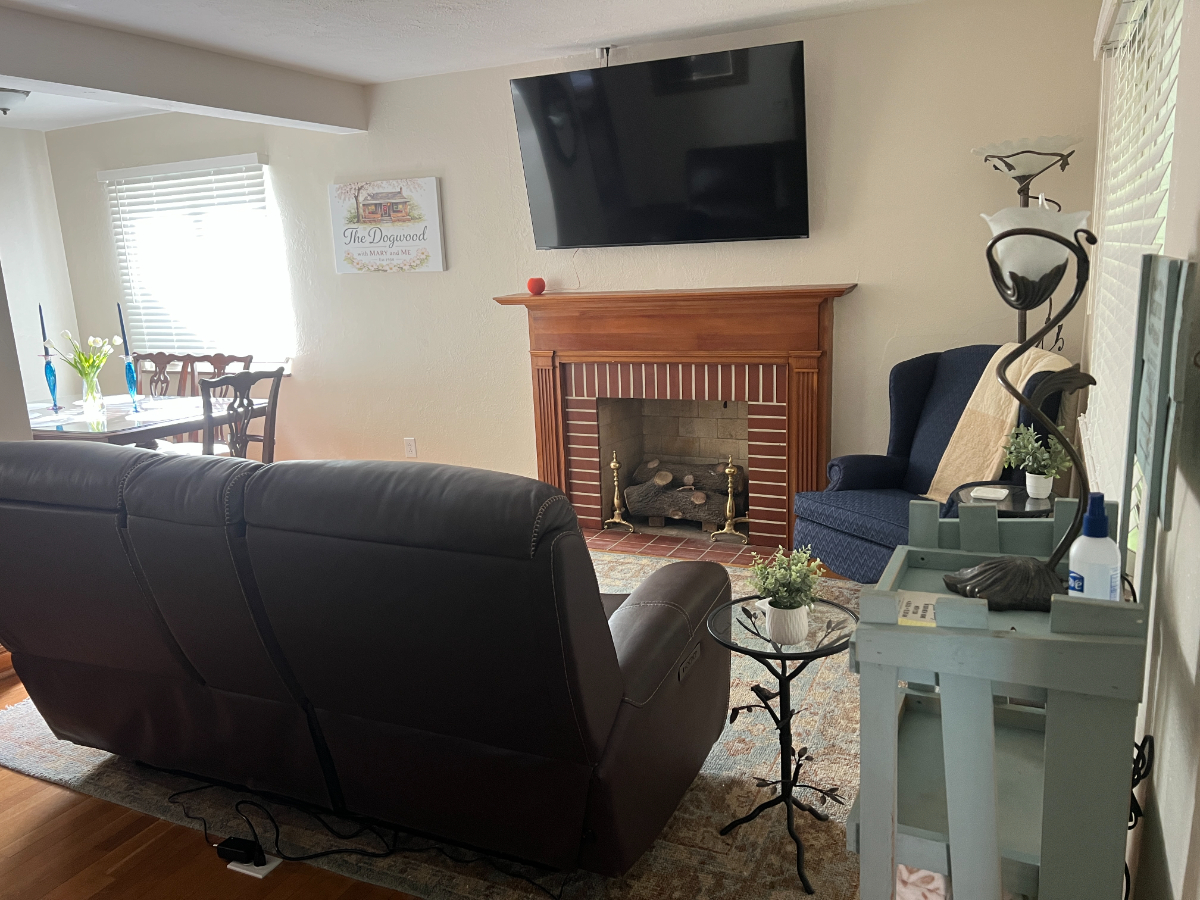 UPSCAL LIVING- EXECUTIVE Desirable NEIGHBORHOOD-Rental 2BR/1 Bath  Near St. Mary's Hospital - Photo 11