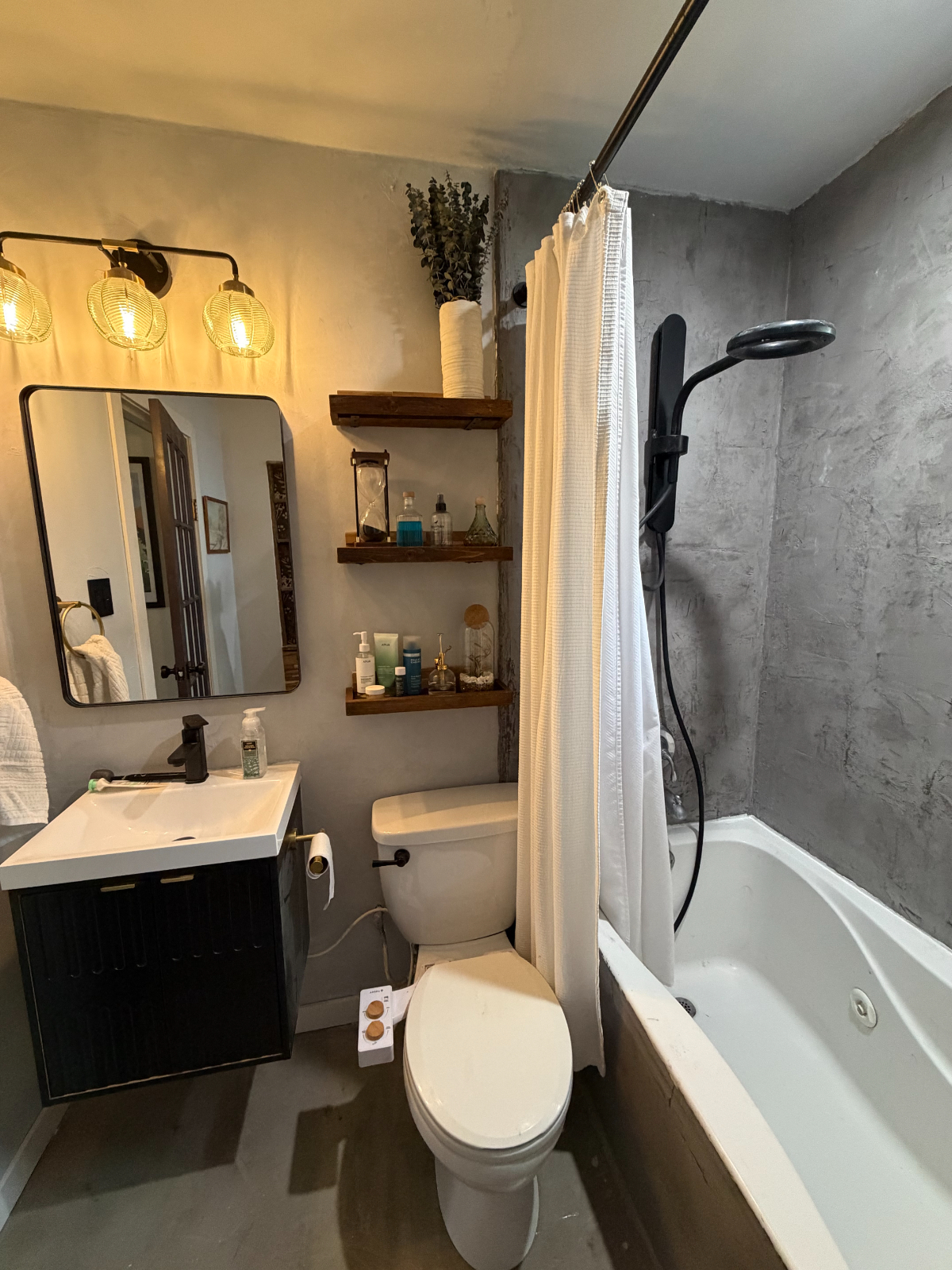 Newly updated 2bd home located in quiet neighborhood - Photo 11