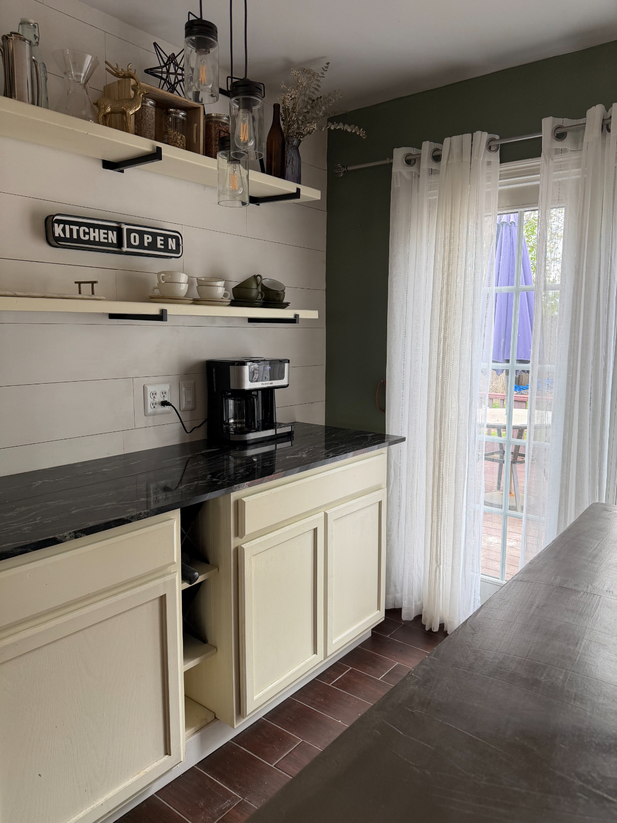 Newly updated 2bd home located in quiet neighborhood - Photo 10