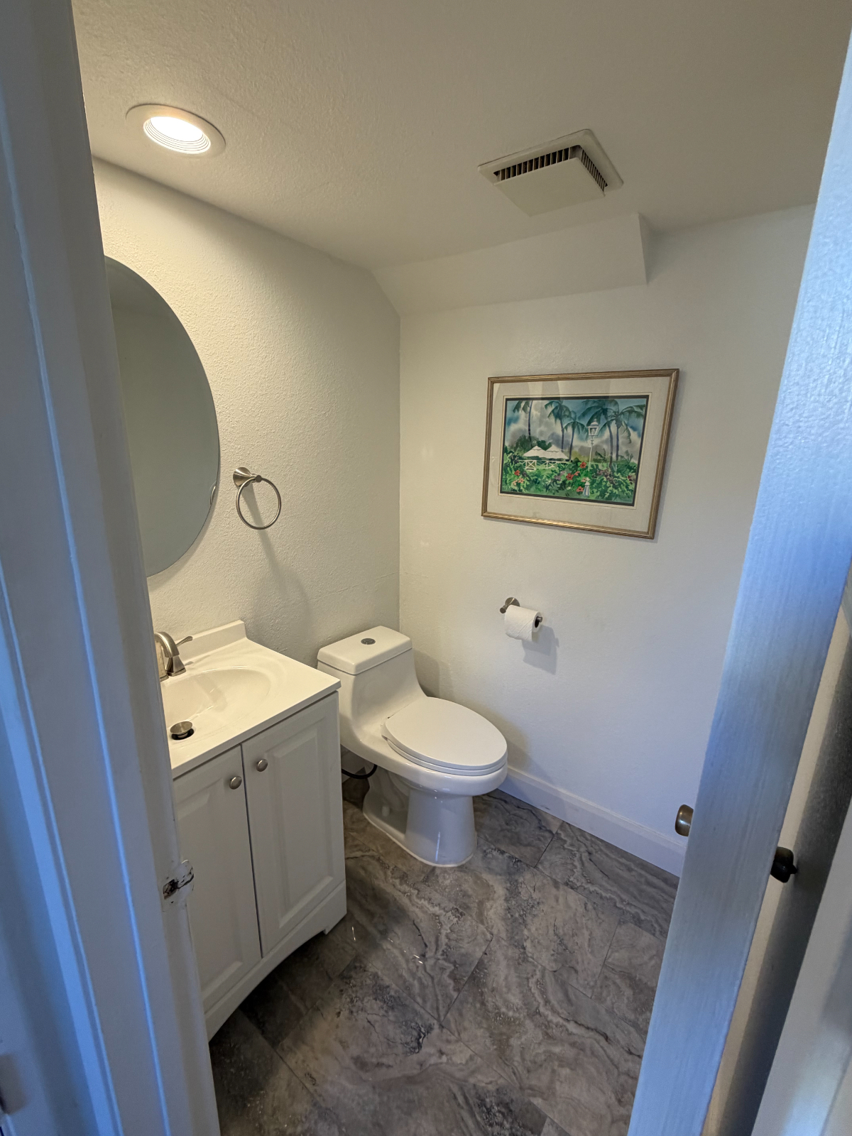 Upscale Condo - Photo 2
