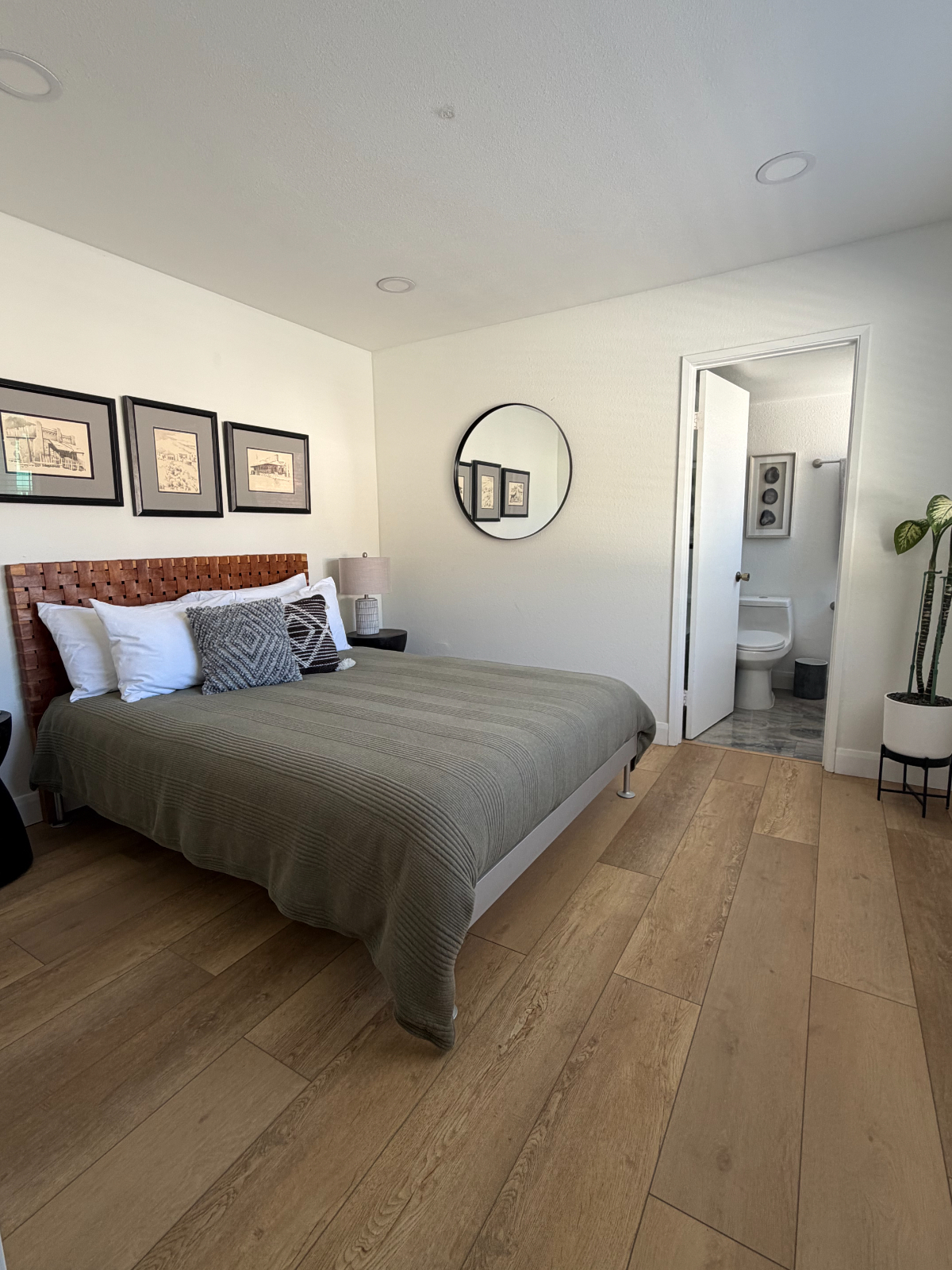 Upscale Condo - Photo 3