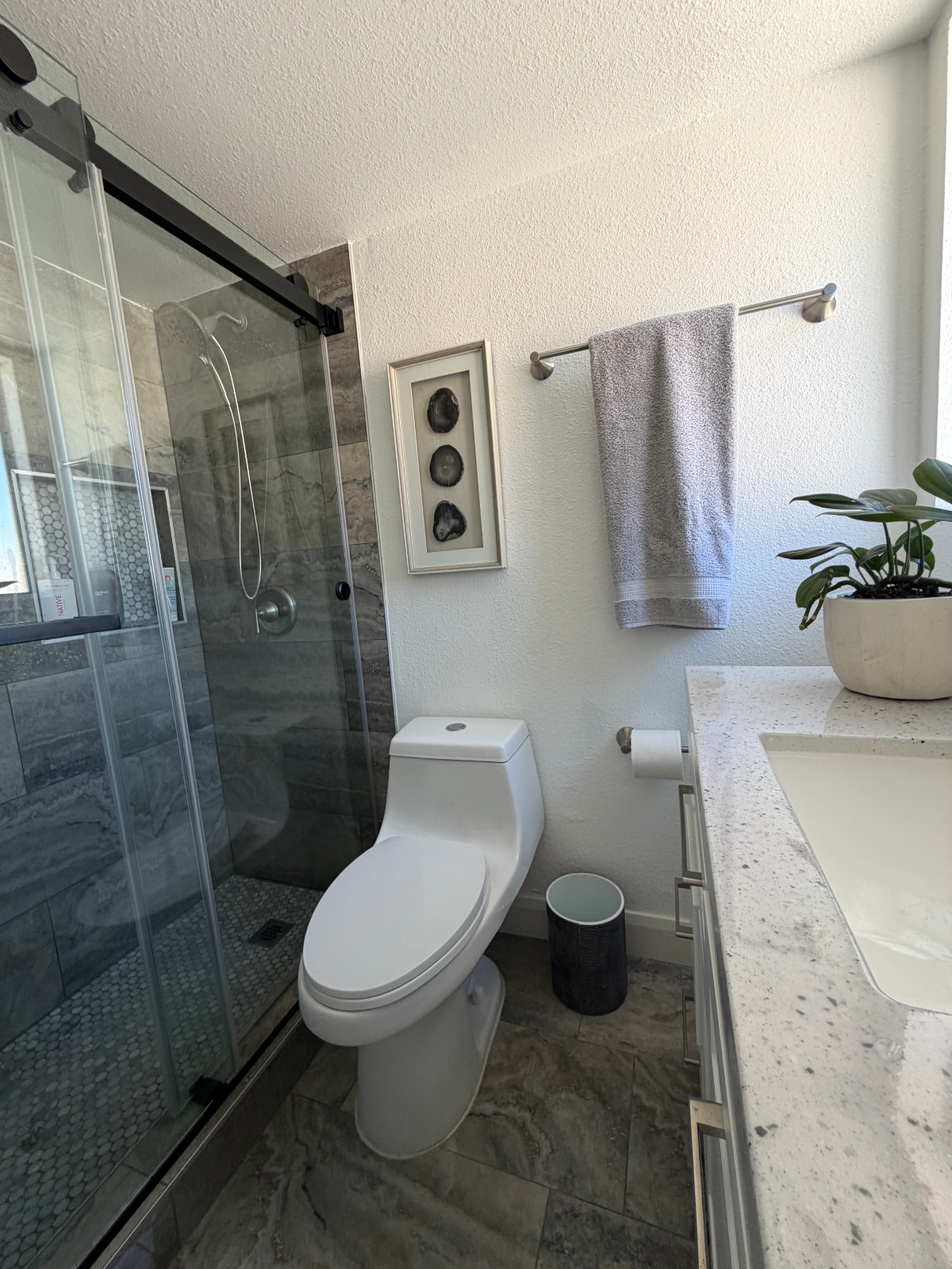 Upscale Condo - Photo 5