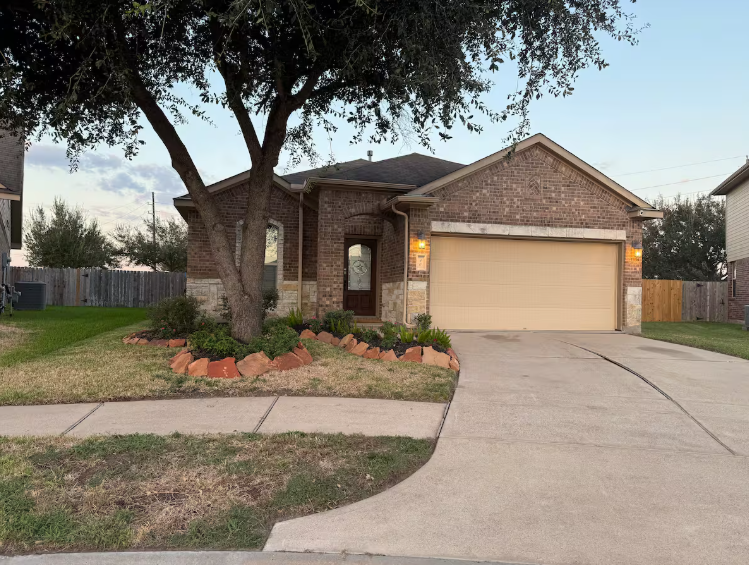 Spacious 4BR 2BA Home With Workspace Near Texas Medical Centers And NRG Stadium - Photo 1