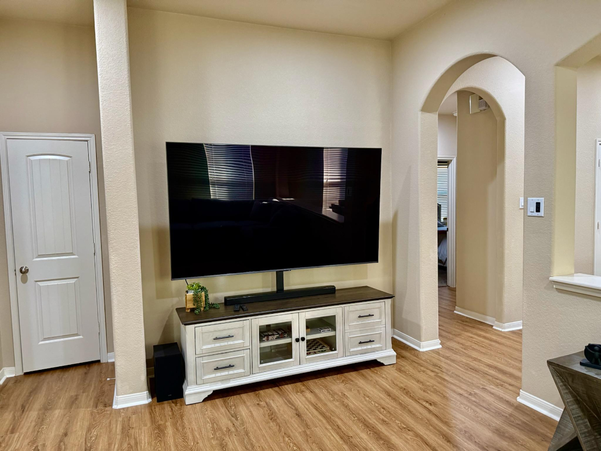 Spacious 4BR 2BA Home With Workspace Near Texas Medical Centers And NRG Stadium - Photo 9