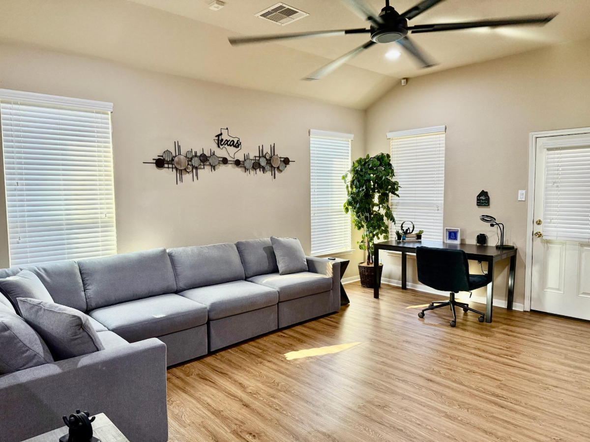 Spacious 4BR 2BA Home With Workspace Near Texas Medical Centers And NRG Stadium - Photo 3