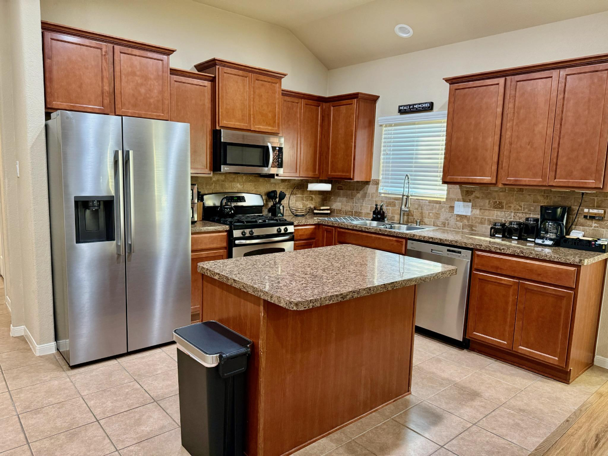 Spacious 4BR 2BA Home With Workspace Near Texas Medical Centers And NRG Stadium - Photo 5