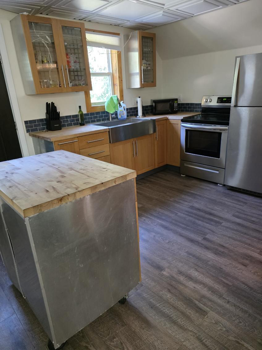 Charming 2BR Apartment with Private Feel & Easy Access to Hudson - Photo 11