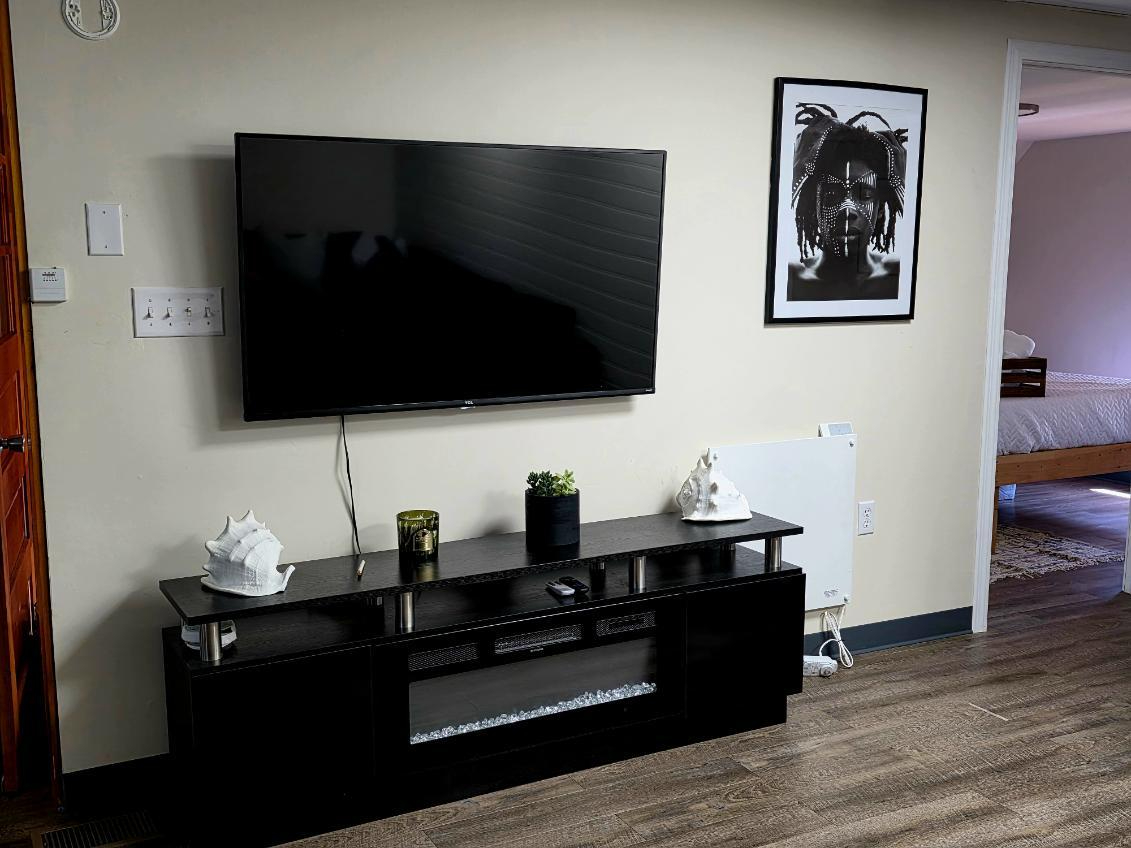 Charming 2BR Apartment with Private Feel & Easy Access to Hudson - Photo 8