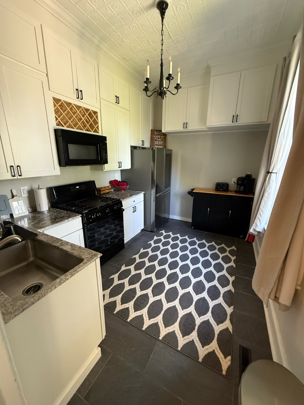 Historical, Centrally Located Two Bedroom Apartment - Photo 6