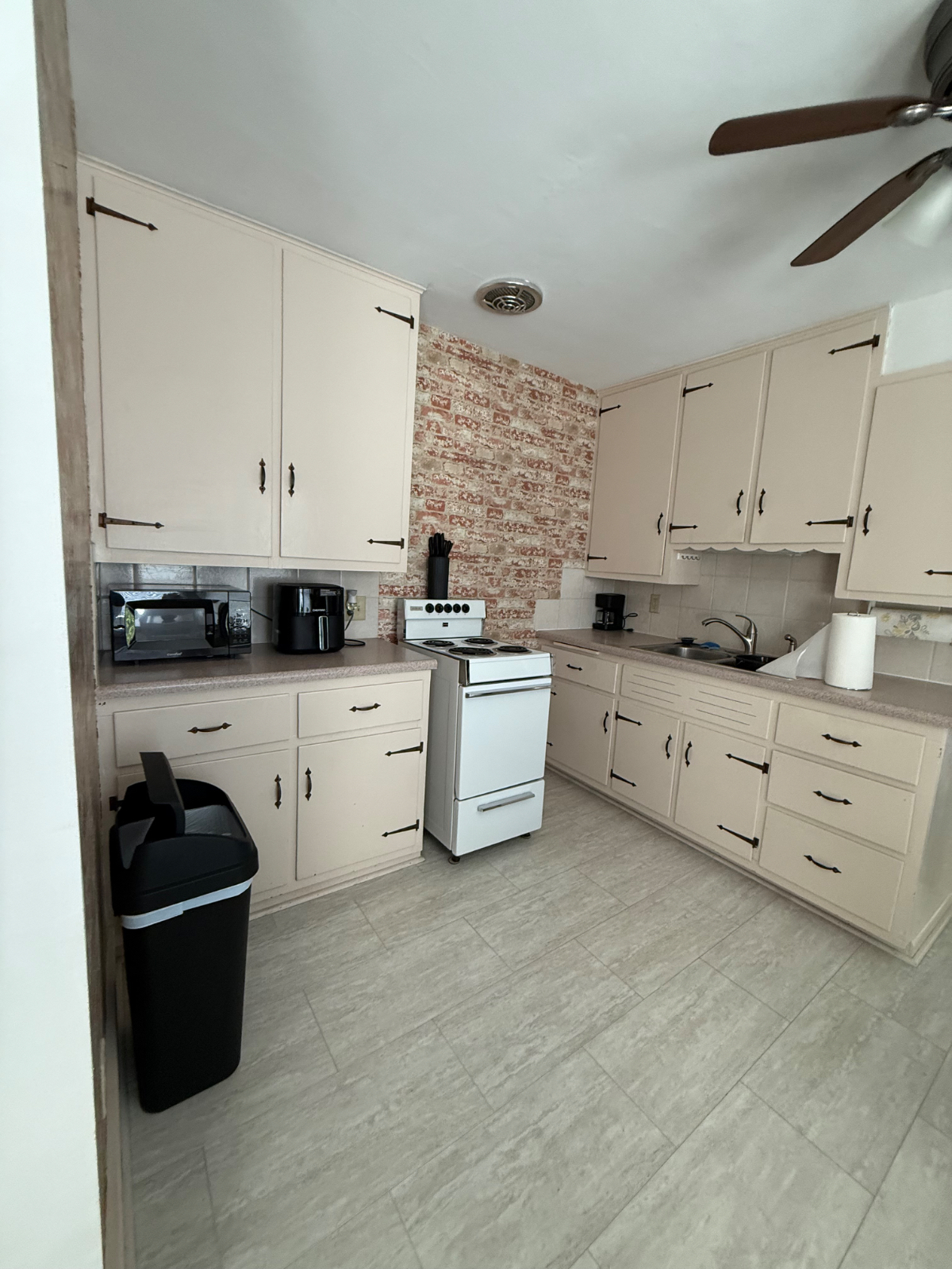 One bedroom apartment close to Google worksites, hospitals and downtown Omaha - Photo 4