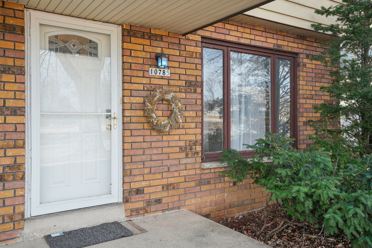 Inviting 3BR Retreat in a Prime Milwaukee Area - Photo 2