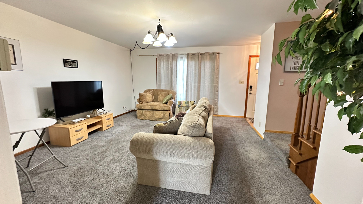 Inviting 3BR Retreat in a Prime Milwaukee Area - Photo 3