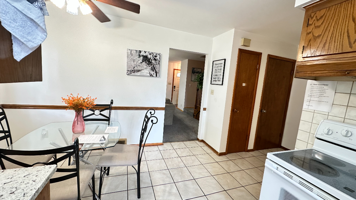 Inviting 3BR Retreat in a Prime Milwaukee Area - Photo 6