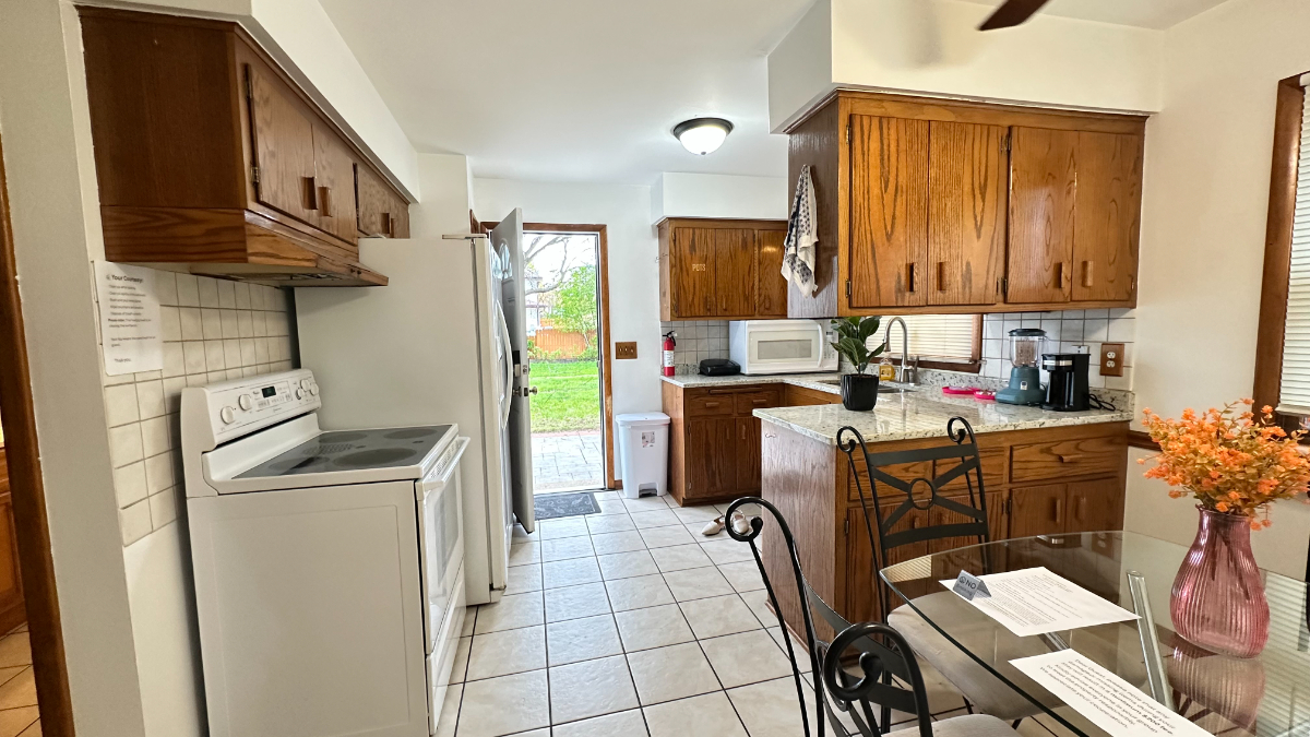 Inviting 3BR Retreat in a Prime Milwaukee Area - Photo 8