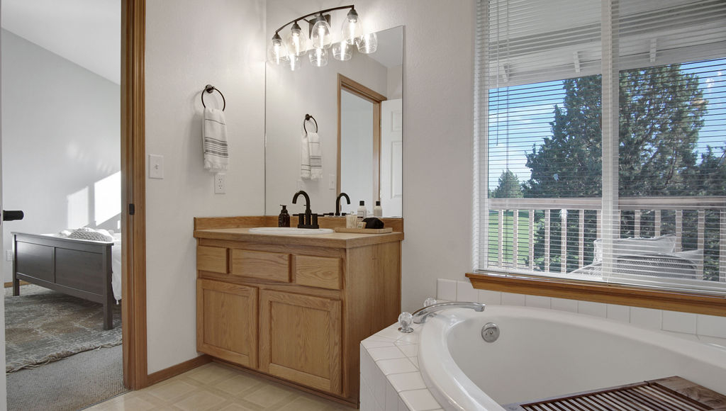 Clean Eagle Crest Resort Condo on Golf Course - Pool/Spa Access - Photo 6