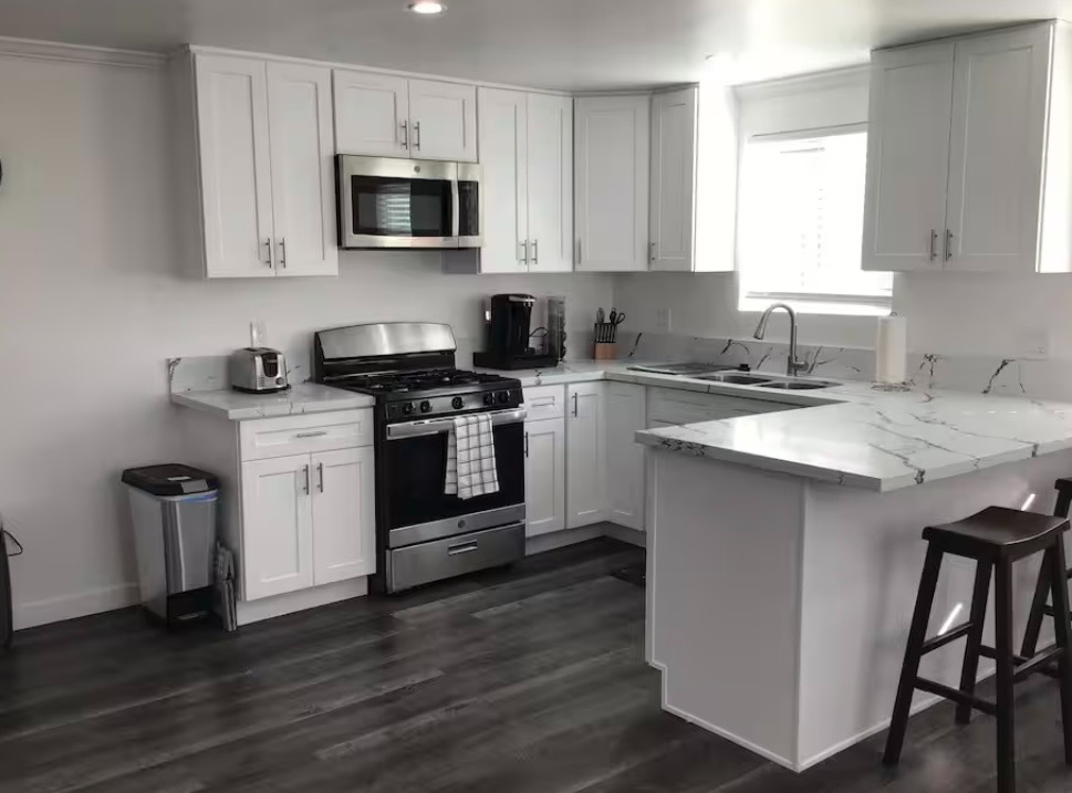 Chic Guest House Near SoFi Modern Comfort Close to LAX - Photo 2