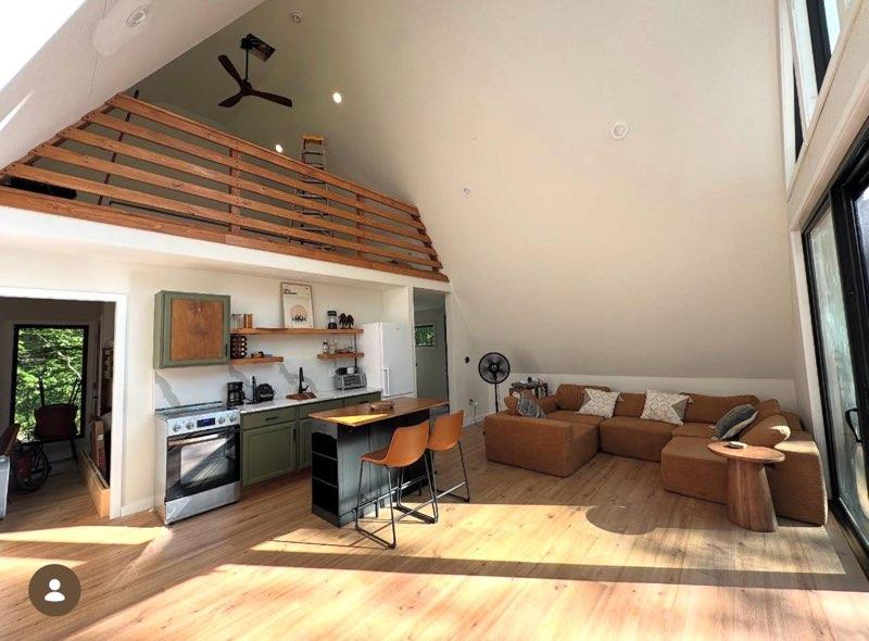 The Hideaway Cabin - Stylish 2BR Retreat Near Okemo Mountain - Photo 10