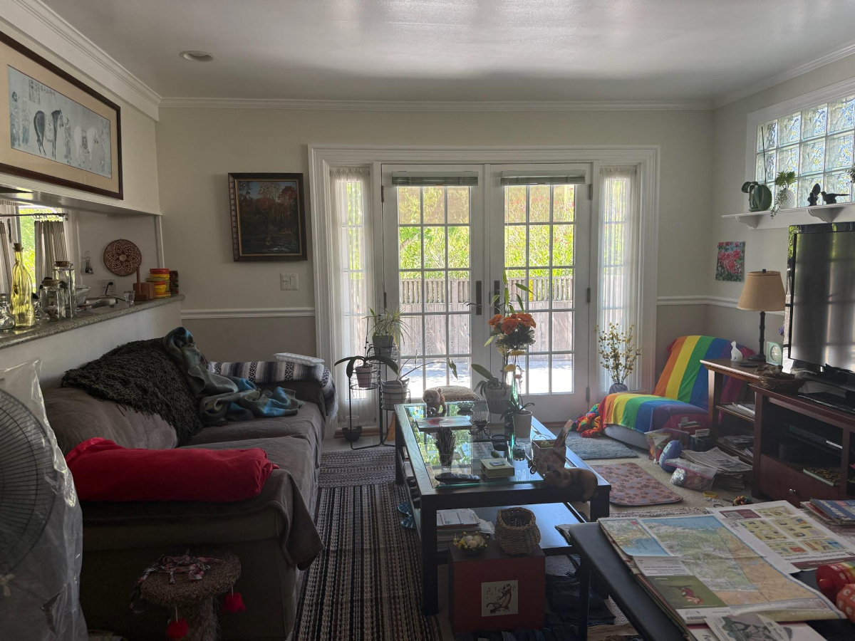 Comfortable Furnished Room in Quiet Home with In-Unit Laundry, Parking, and All Utilities Included - Photo 4