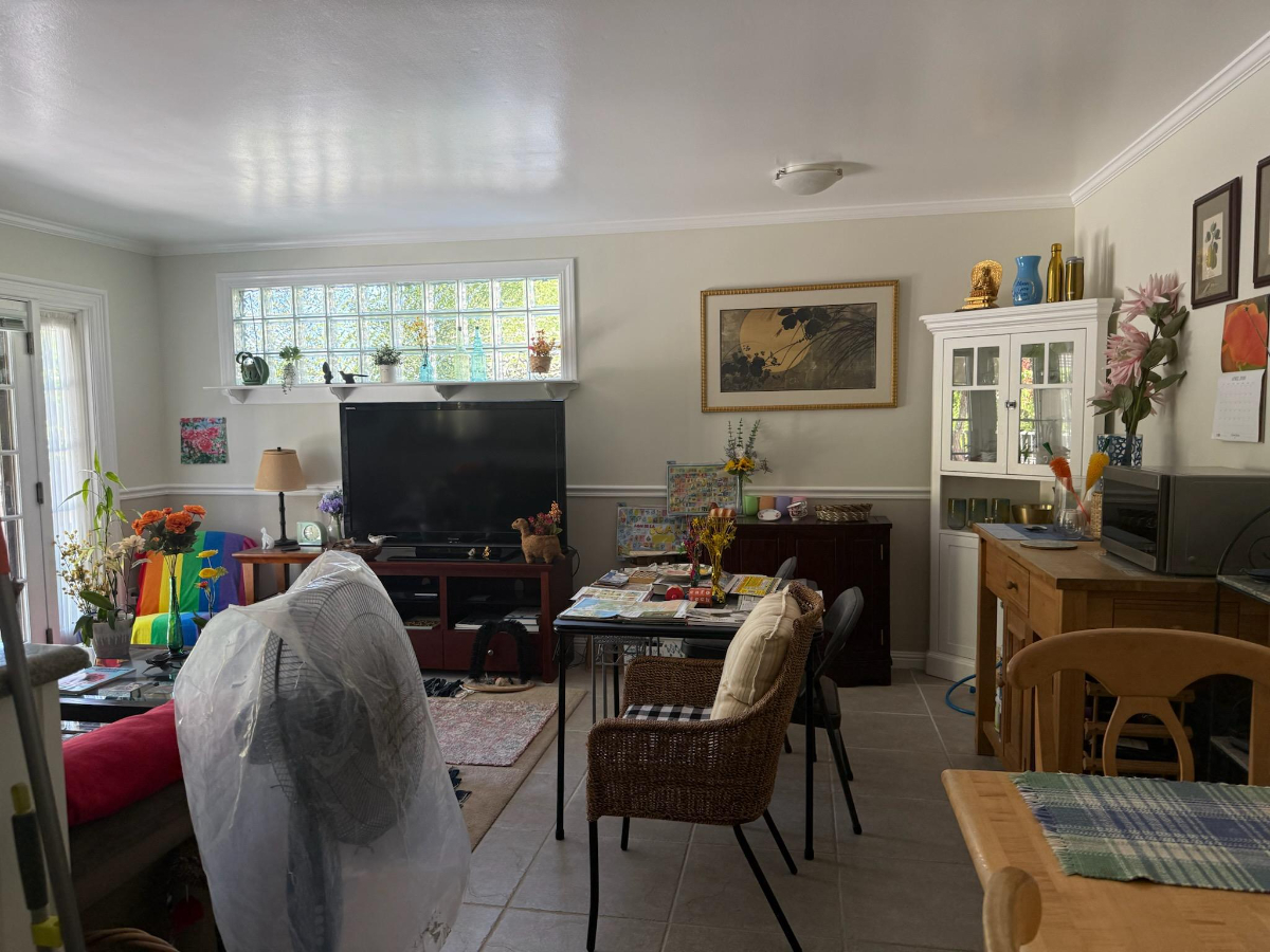 Comfortable Furnished Room in Quiet Home with In-Unit Laundry, Parking, and All Utilities Included - Photo 6