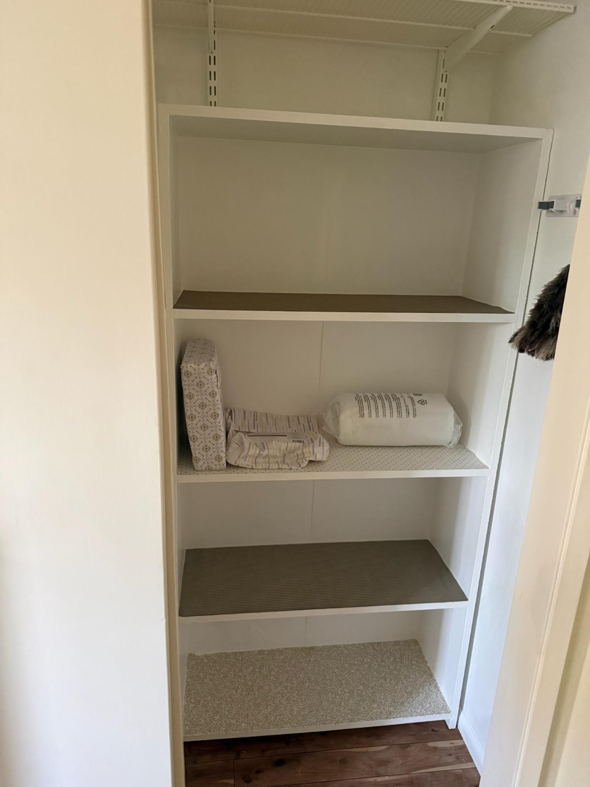 Comfortable Furnished Room in Quiet Home with In-Unit Laundry, Parking, and All Utilities Included - Photo 2