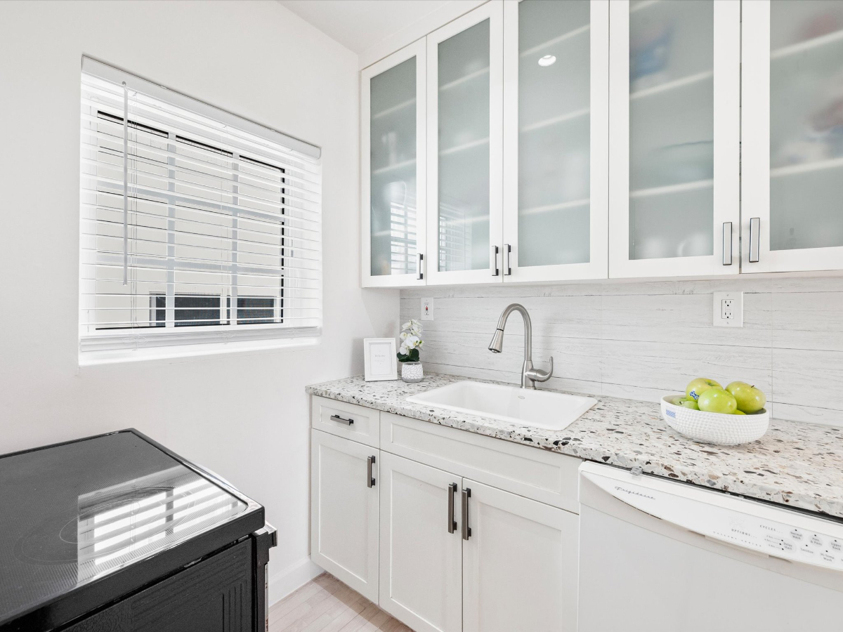 OFF-MARKET RENTED - Miami Beach Furnished Condo | Walk to the Beach | Utilities Included | Extended  - Photo 8