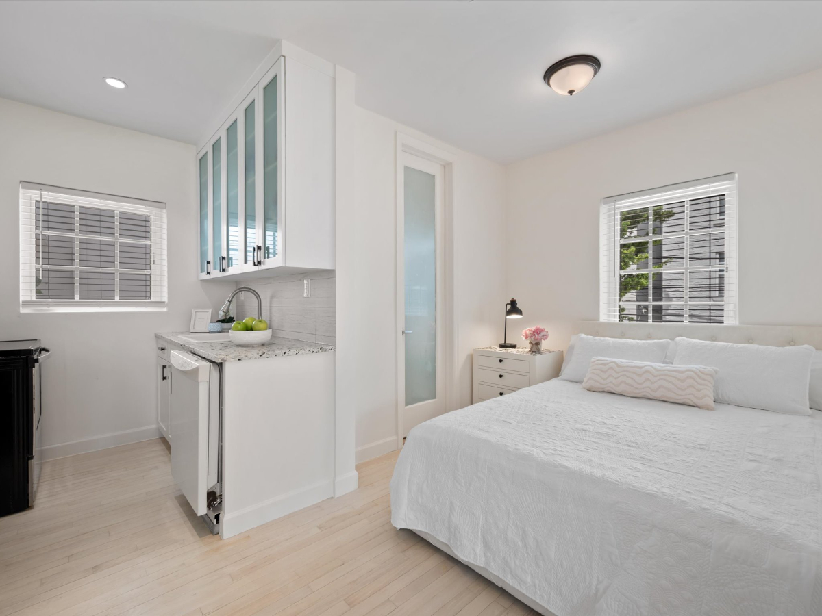 OFF-MARKET RENTED - Miami Beach Furnished Condo | Walk to the Beach | Utilities Included | Extended  - Photo 11