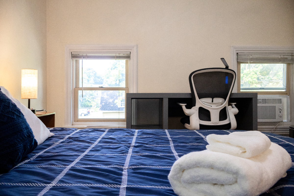 Furnished 2BR apartment, hardwood floors, in-unit laundry, parking, prime Rochester location, near t - Photo 1