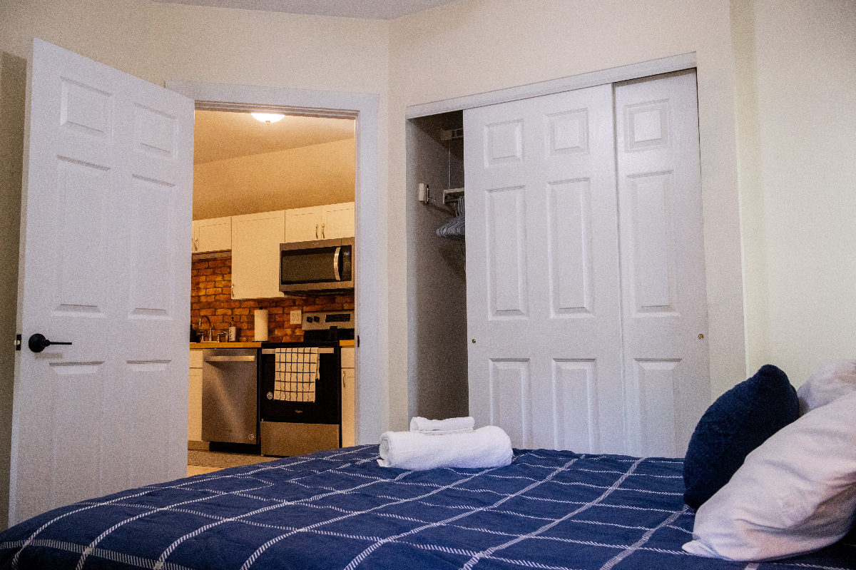 Furnished 2BR apartment, hardwood floors, in-unit laundry, parking, prime Rochester location, near t - Photo 2