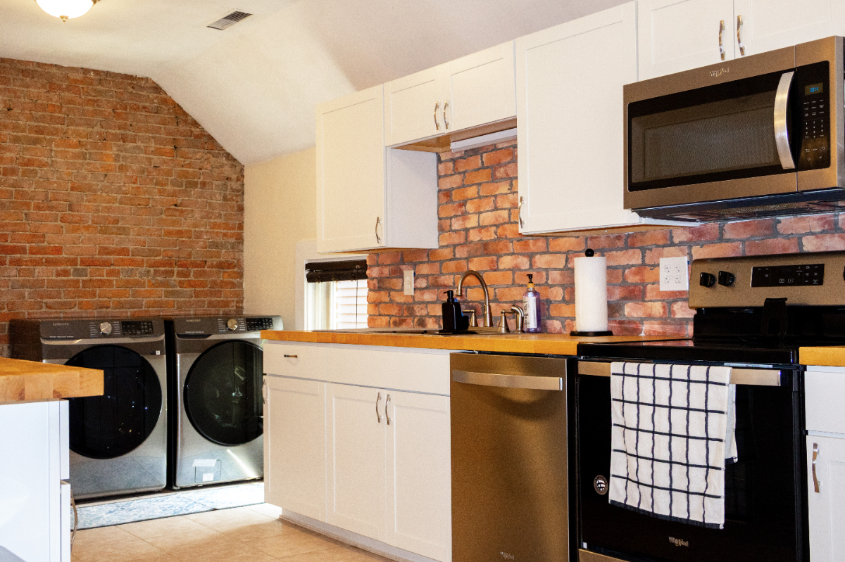 Furnished 2BR apartment, hardwood floors, in-unit laundry, parking, prime Rochester location, near t - Photo 3