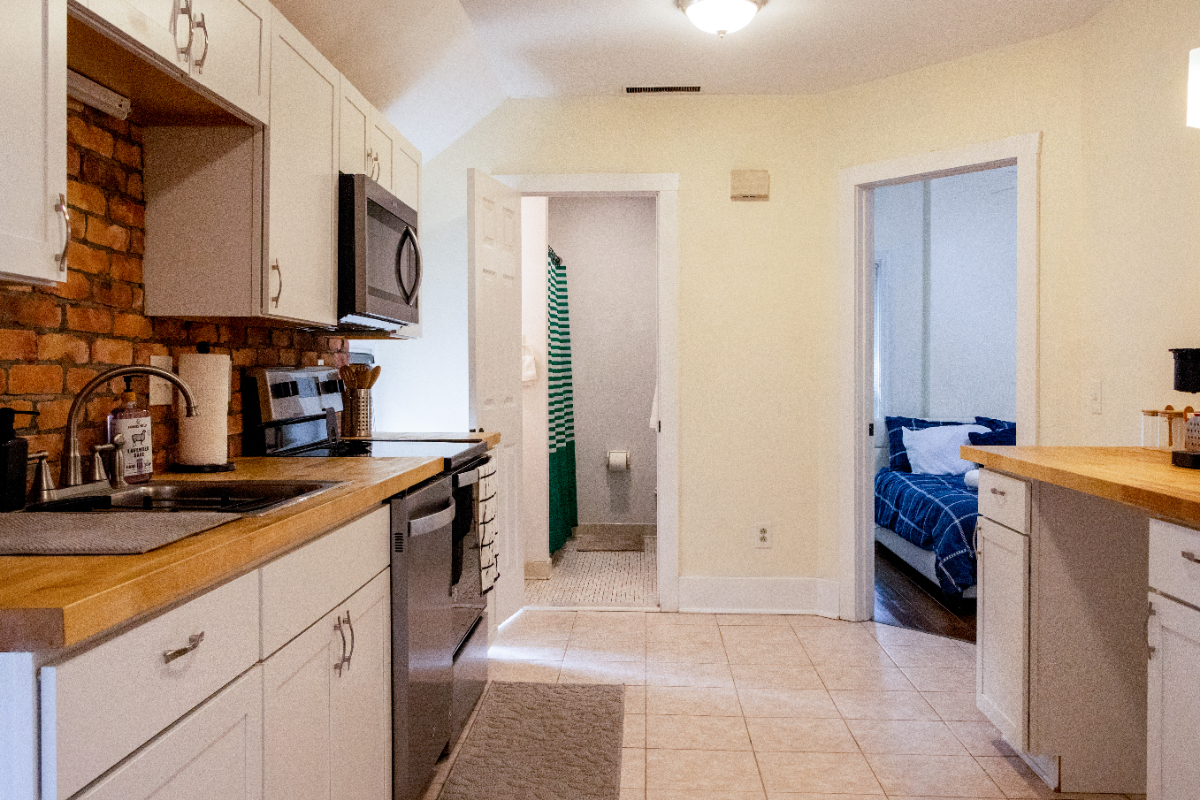 Furnished 2BR apartment, hardwood floors, in-unit laundry, parking, prime Rochester location, near t - Photo 4
